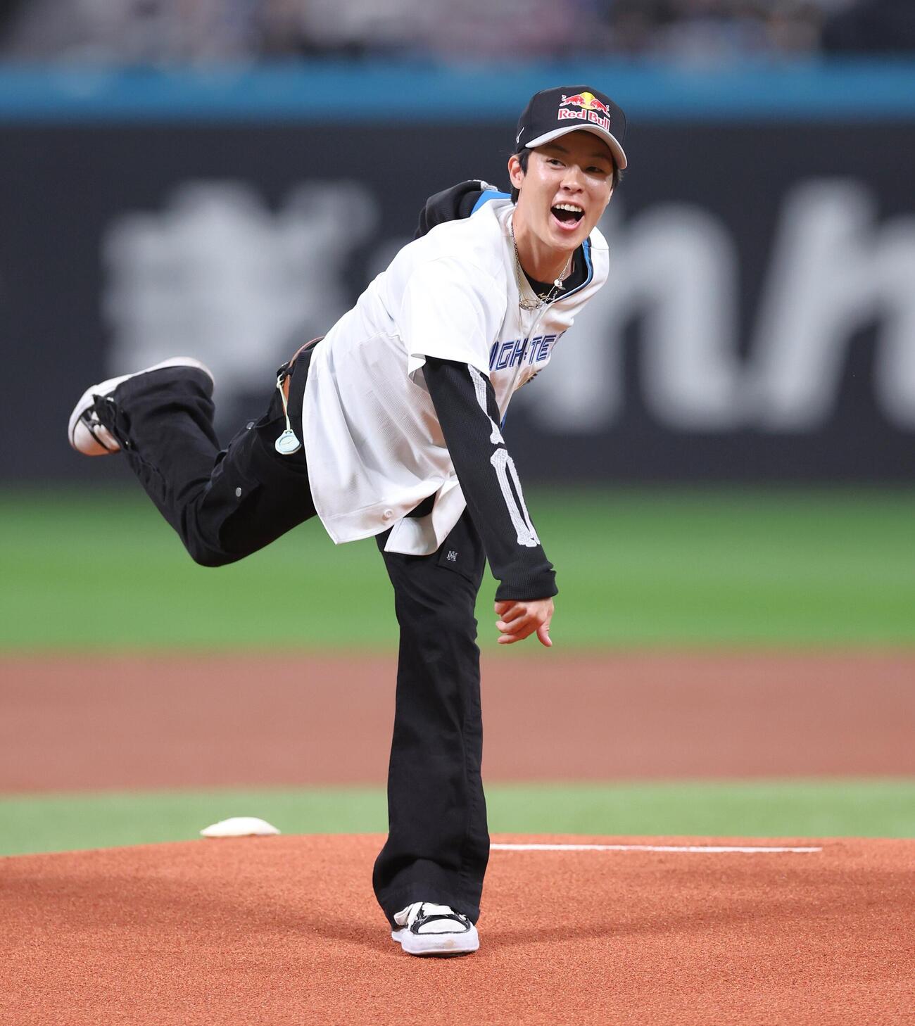 日本ハム対西武　ファーストピッチセレモニーで投球するジャンプの小林陵侑（撮影・黒川智章）