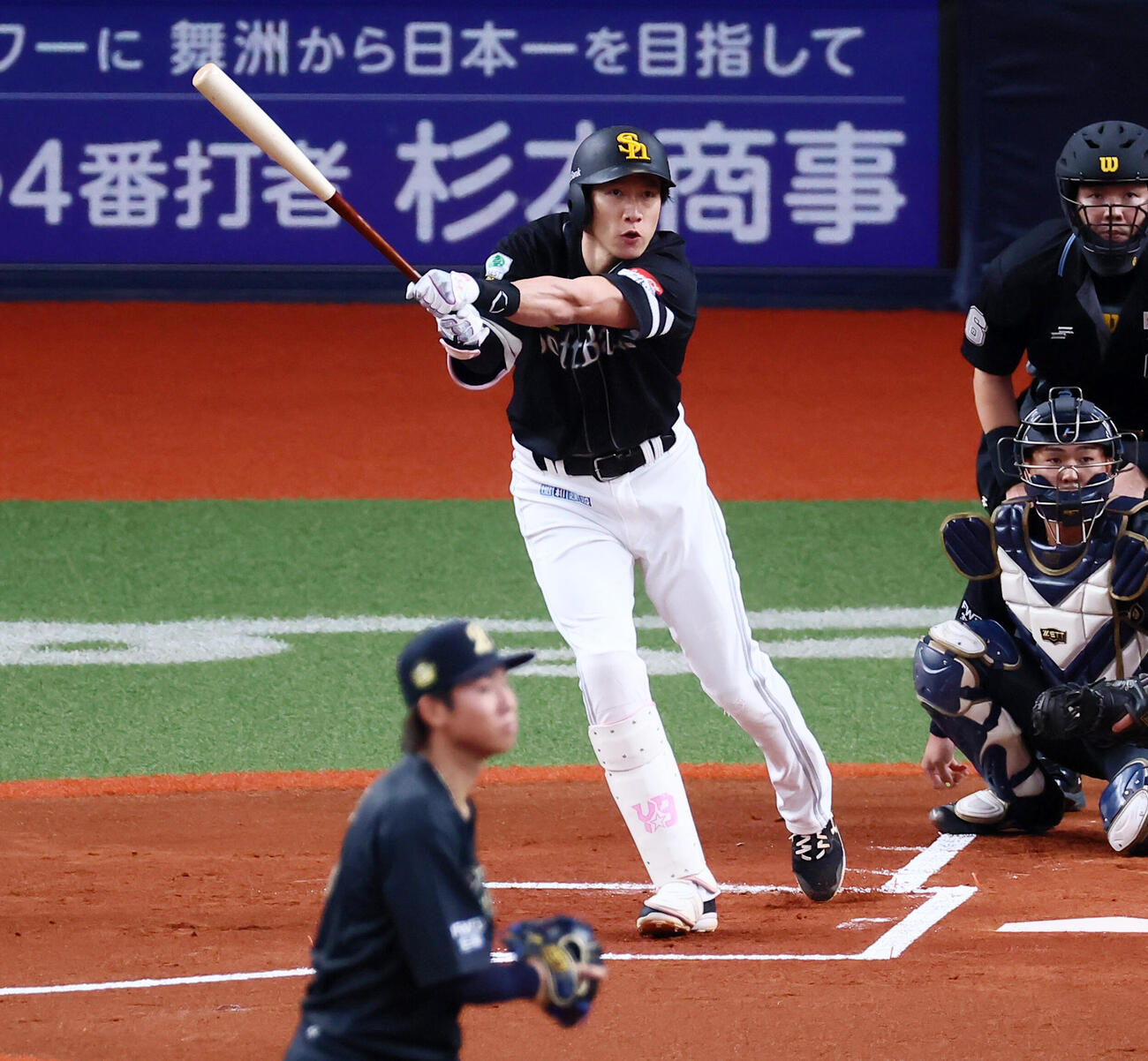 オリックス対ソフトバンク　1回表ソフトバンク2死、柳田悠岐は左中間越え二塁打を放つ。投手曽谷龍平(撮影・加藤哉）