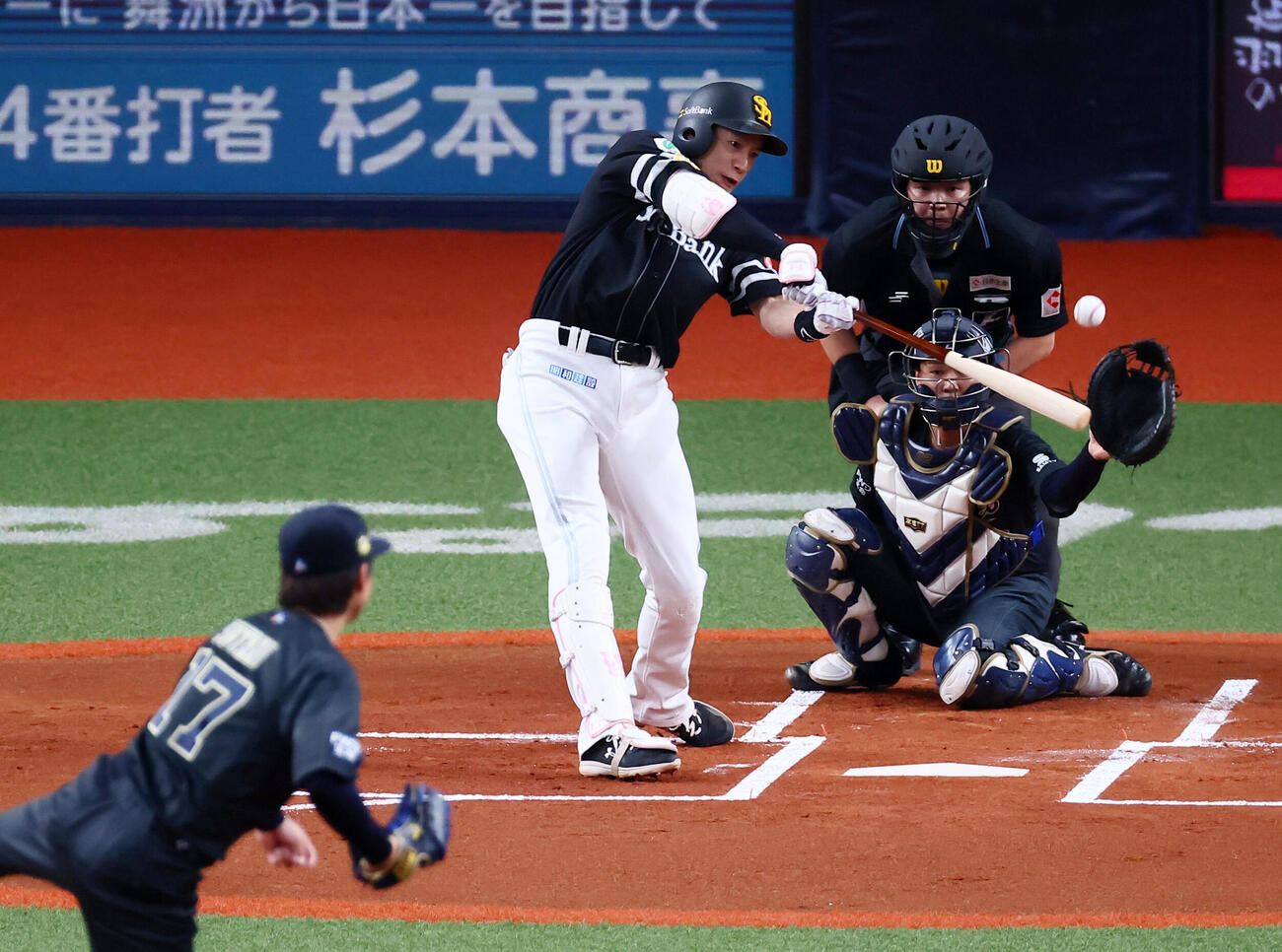 オリックス対ソフトバンク　1回表ソフトバンク2死、柳田悠岐は左中間越え二塁打を放つ。投手曽谷龍平(撮影・加藤哉）