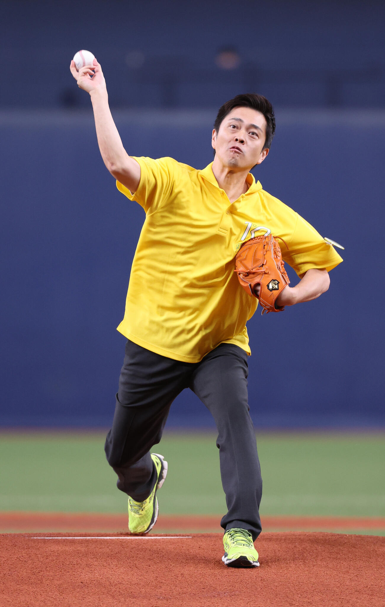 オリックス対ソフトバンク　セレモニアルピッチに登場した大阪府の吉村洋文知事（撮影・西尾就之）