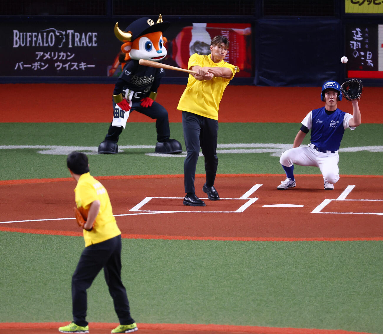 オリックス対ソフトバンク　セレモニアルピッチを行った吉村洋文大阪府知事（左）のボールを空振りする右はおおさか健活大使の糸井嘉男氏(撮影・加藤哉）