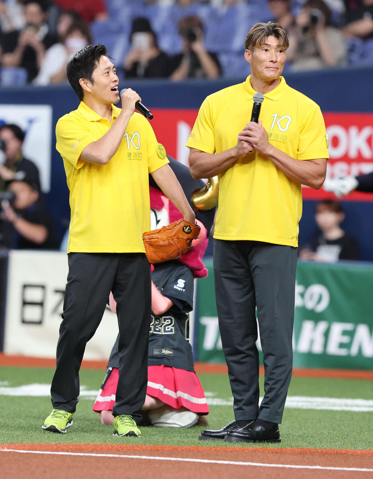 ソフトバンク対オリックス　大阪府知事の吉村洋文と糸井嘉男（右）（撮影・梅根麻紀）