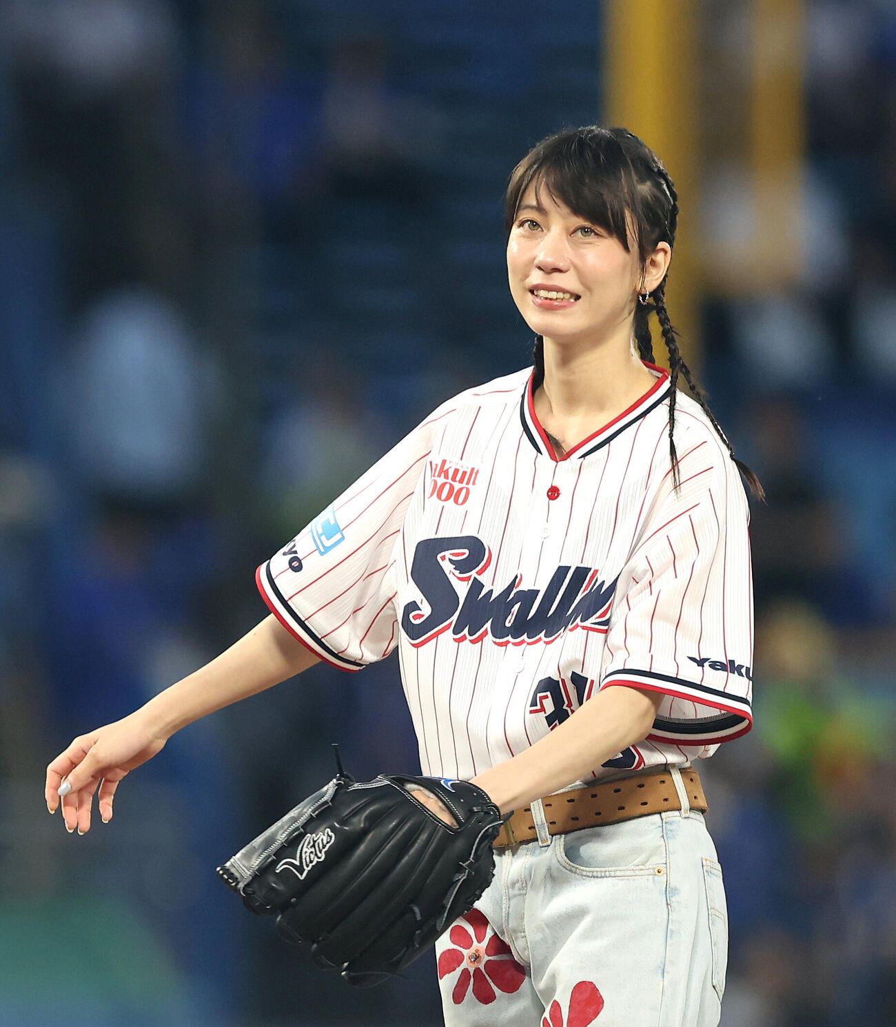 ヤクルト対DeNA　試合前、ファーストピッチセレモニーを務める佐藤菫（撮影・河田真司）