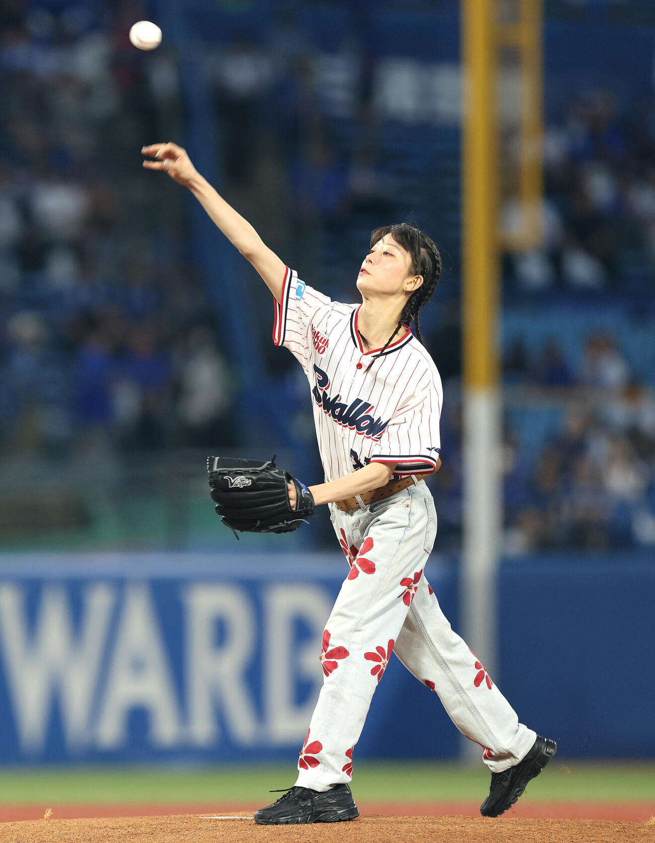ヤクルト対DeNA　試合前、ファーストピッチセレモニーを務める佐藤菫（撮影・河田真司）