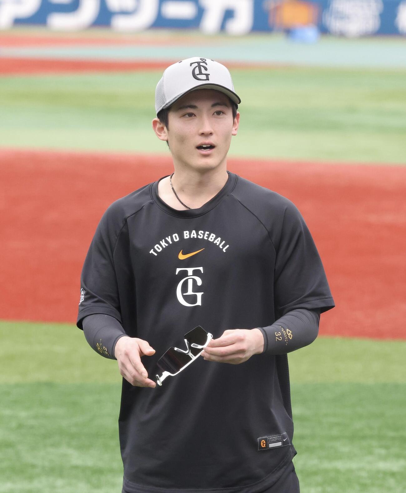 15日、試合前練習に姿を見せた巨人浦田俊輔