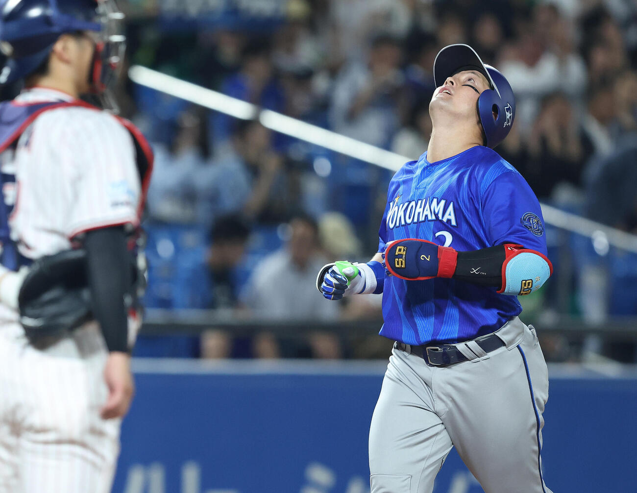 ヤクルト対DeNA 3回表DeNA2死、左越え先制ソロ本塁打を放ち、天を仰ぎながら生還する牧秀悟（撮影・河田真司）