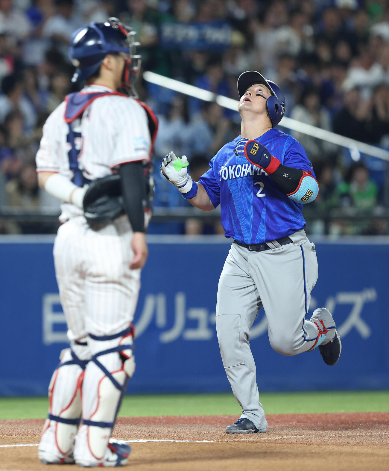 ヤクルト対DeNA 3回表DeNA2死、左越え先制ソロ本塁打を放ち、天を仰ぎながら生還する牧秀悟（撮影・河田真司）