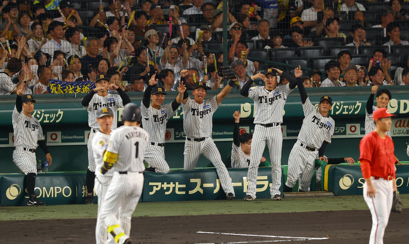 阪神対広島　2回裏阪神2死一、三塁、森下翔太の適時打で盛り上がる阪神ベンチ（撮影・上田博志）