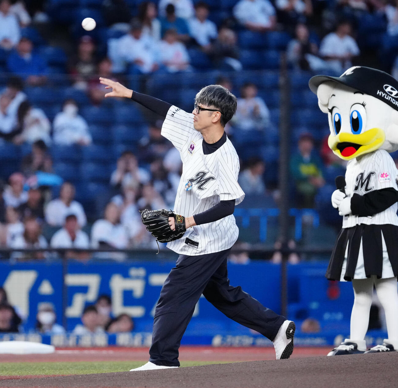ロッテ対楽天　セレモニアルピッチで投球する声優の櫻井孝宏（撮影・鈴木みどり）
