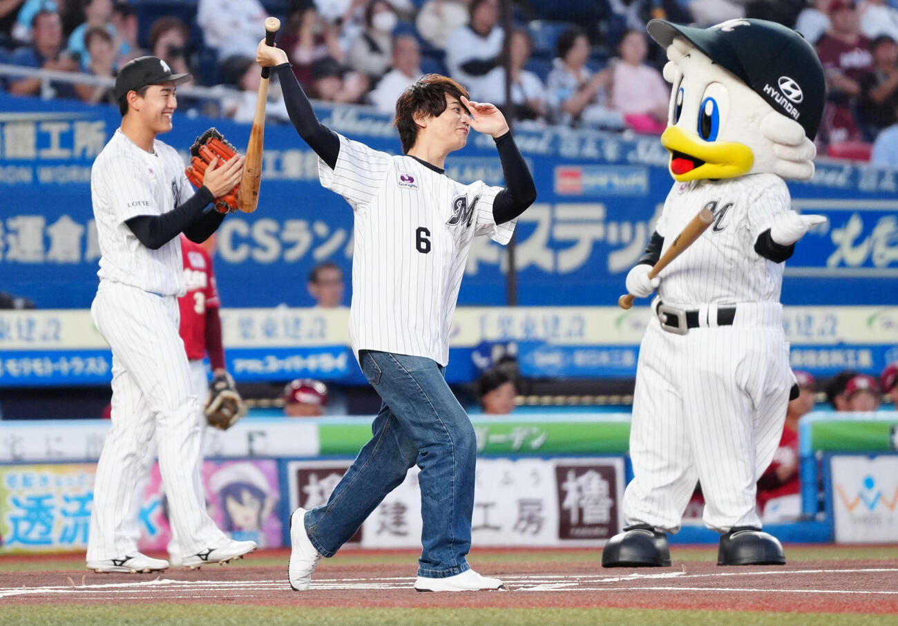ロッテ対楽天　セレモニアルピッチで打者を務めた声優の浅沼晋太郎（撮影・鈴木みどり）