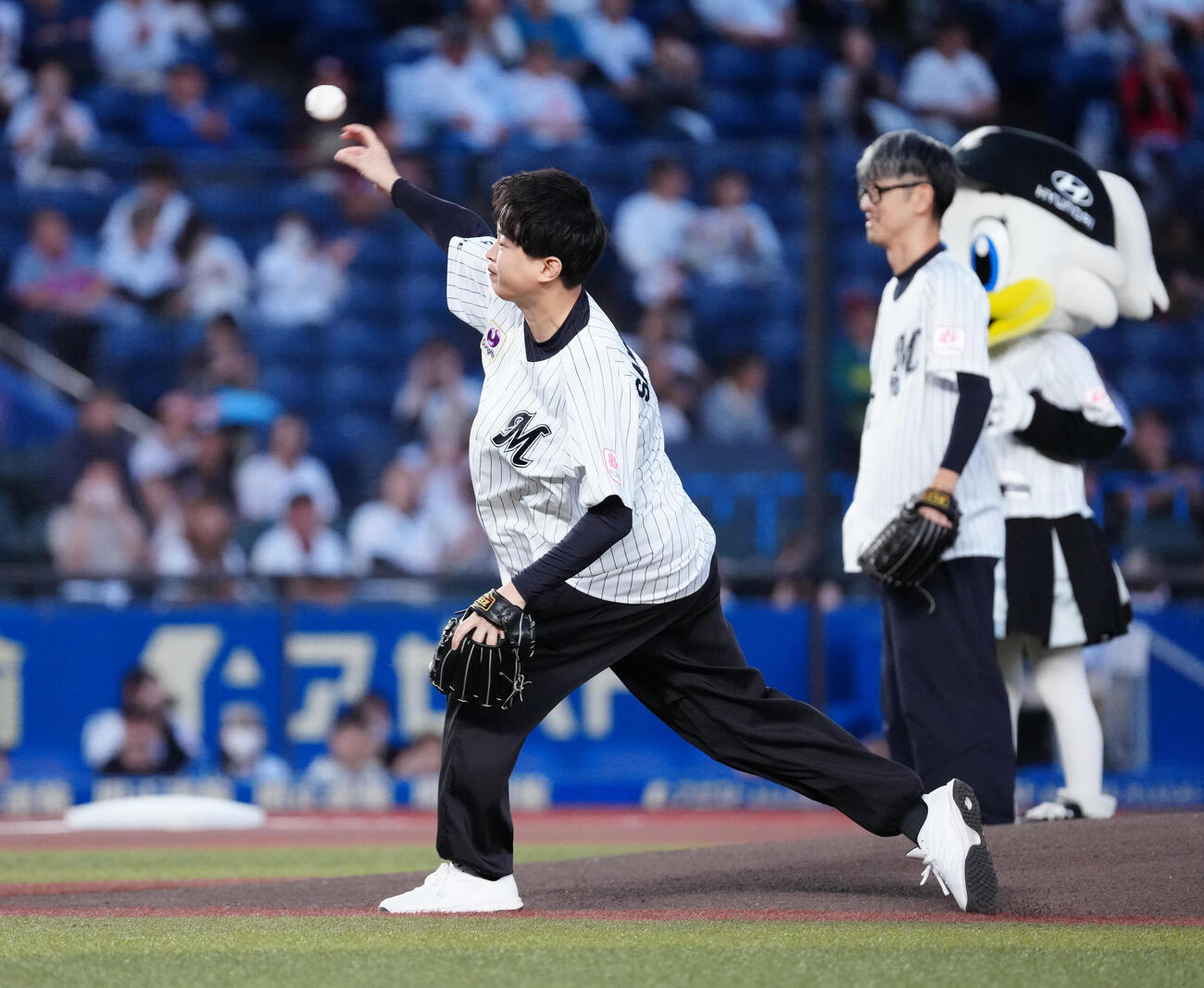 ロッテ対楽天　セレモニアルピッチで投球する声優の逢坂良太（撮影・鈴木みどり）
