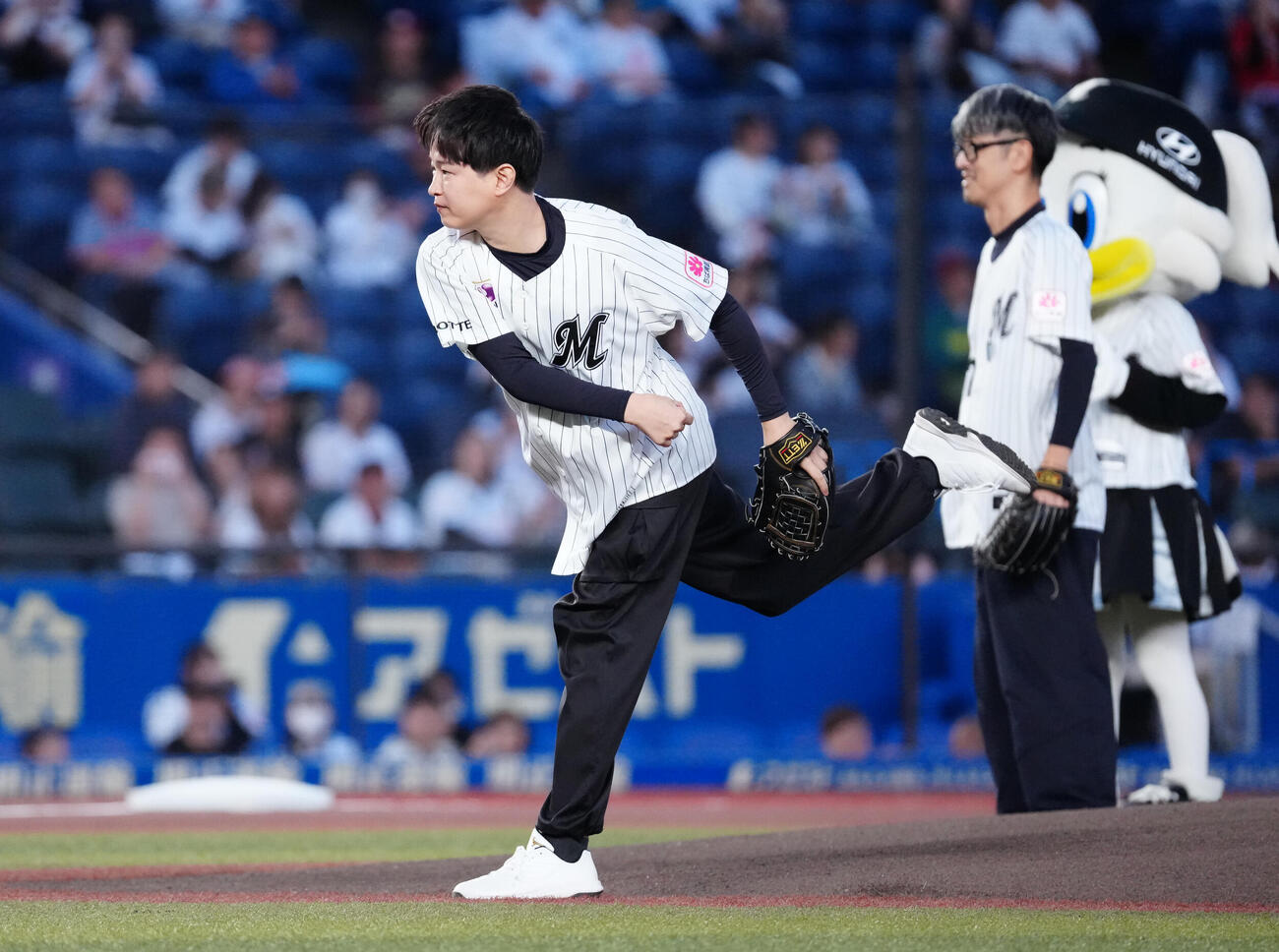 ロッテ対楽天　セレモニアルピッチで投球する声優の逢坂良太（撮影・鈴木みどり）