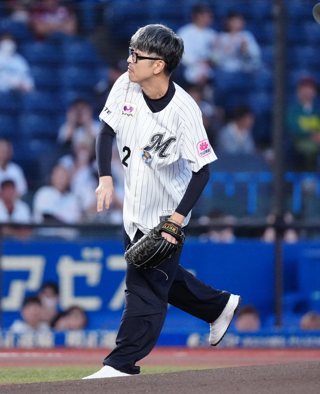 ロッテ対楽天　セレモニアルピッチで投球する声優の櫻井孝宏（撮影・鈴木みどり）