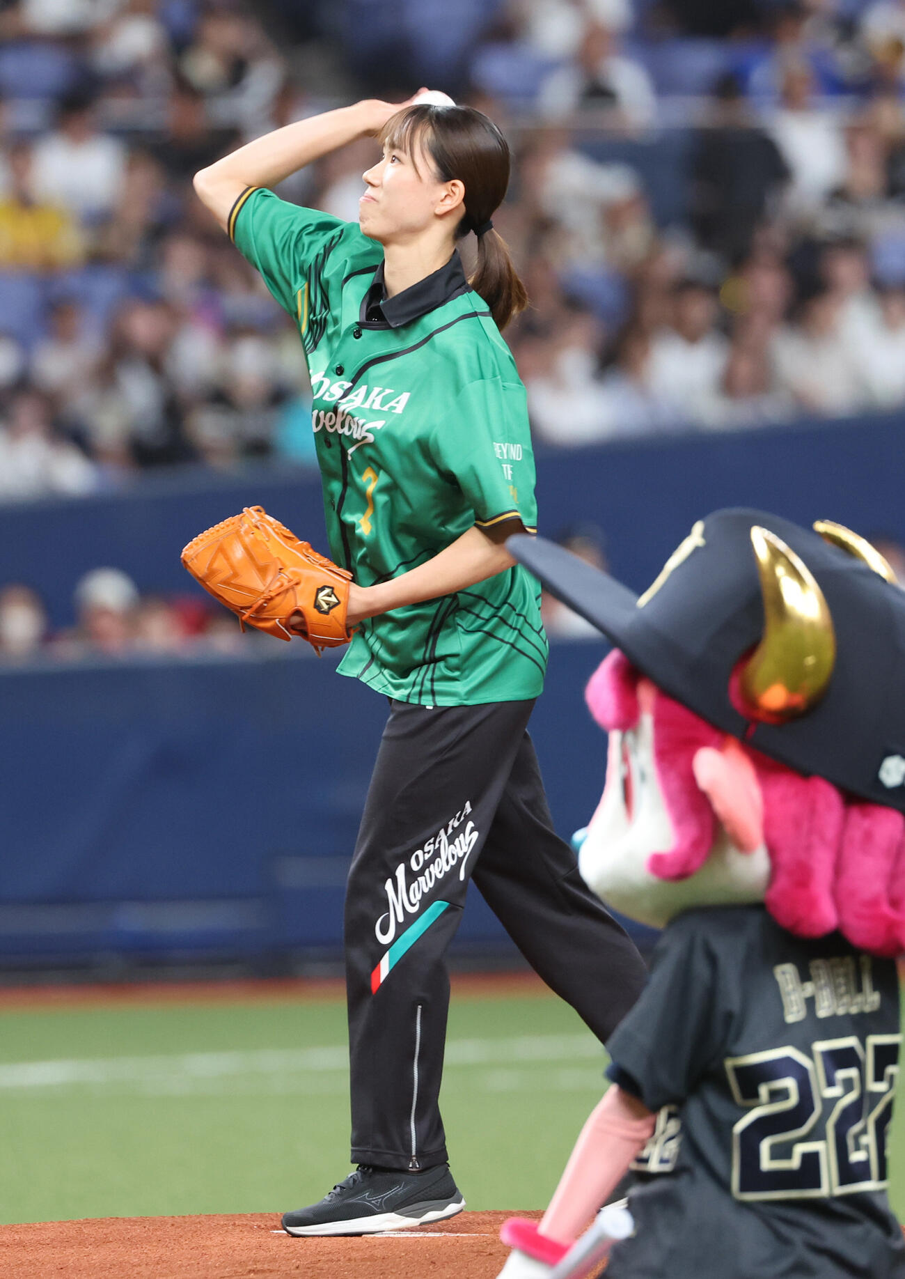 オリックス対ソフトバンク　始球式を務める女子バレー大阪マーヴェラスの林琴奈（撮影・西尾就之）