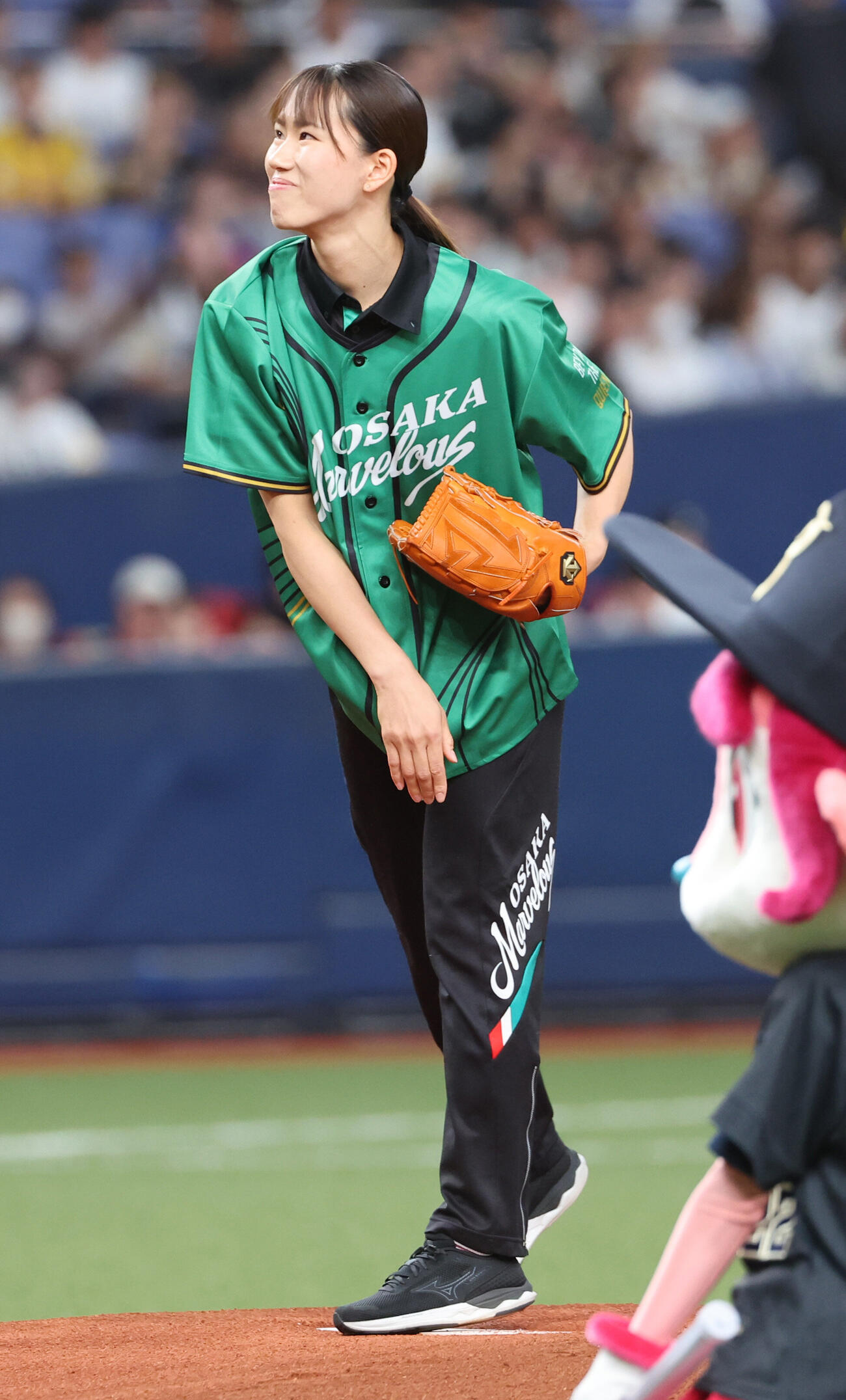 オリックス対ソフトバンク　始球式を務める女子バレー大阪マーヴェラスの林琴奈（撮影・西尾就之）