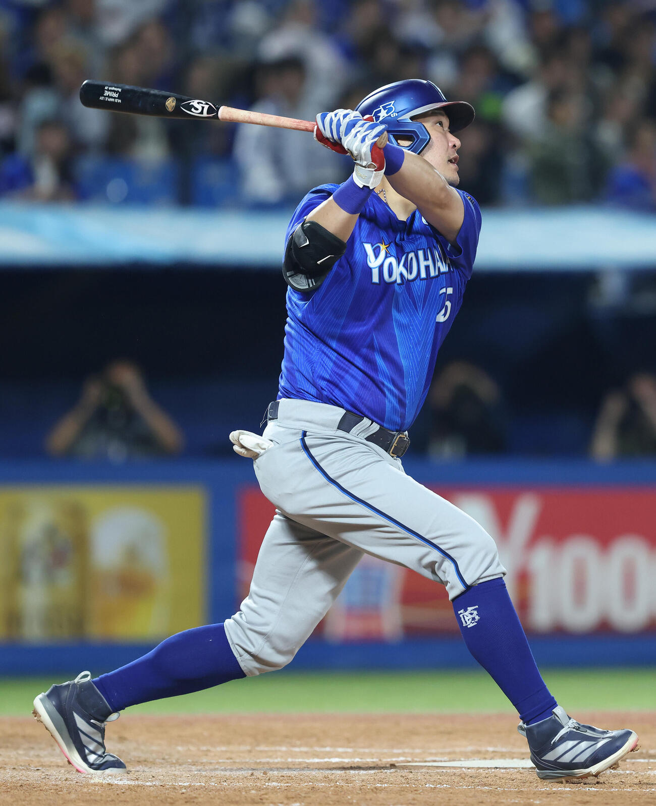 ヤクルト対DeNA 4回表DeNA無死、右越えソロ本塁打を放つ筒香嘉智（撮影・河田真司）