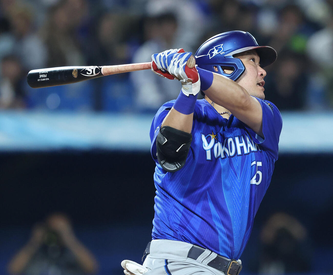 ヤクルト対DeNA 4回表DeNA無死、右越えソロ本塁打を放つ筒香嘉智（撮影・河田真司）