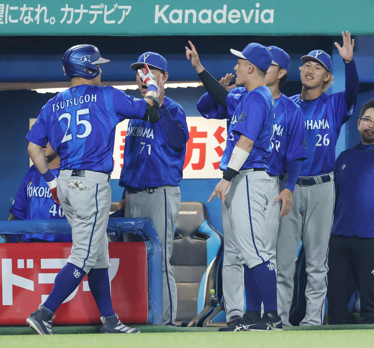 ヤクルト対DeNA 4回表DeNA無死、右越えソロ本塁打で生還しチームメートに迎えられる筒香嘉智（左）（撮影・河田真司）