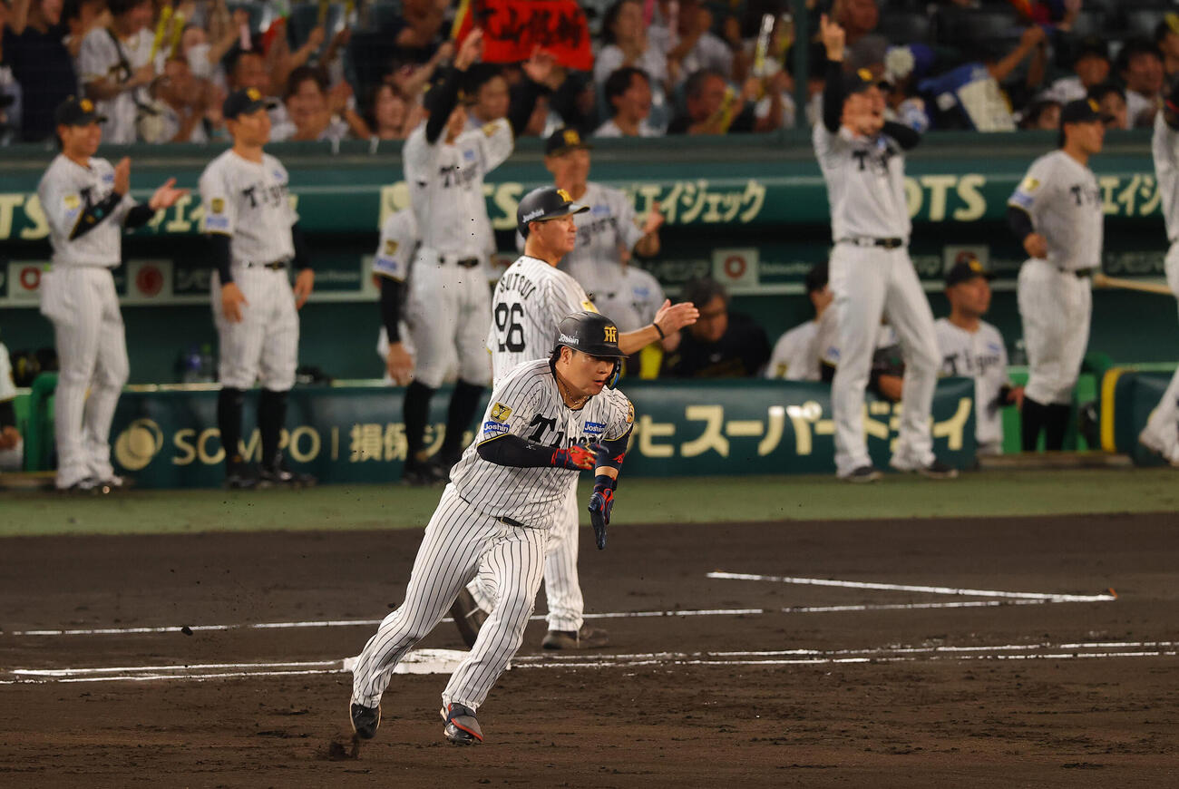 阪神対広島　1回裏阪神1死二、三塁、大山悠輔は2点適時二塁打を放つ（撮影・上田博志）