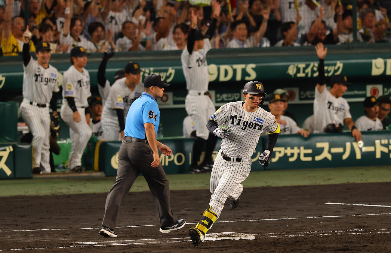 阪神対広島　4回裏阪神1死一塁、森下翔太は2点本塁打を放つ（撮影・上田博志）