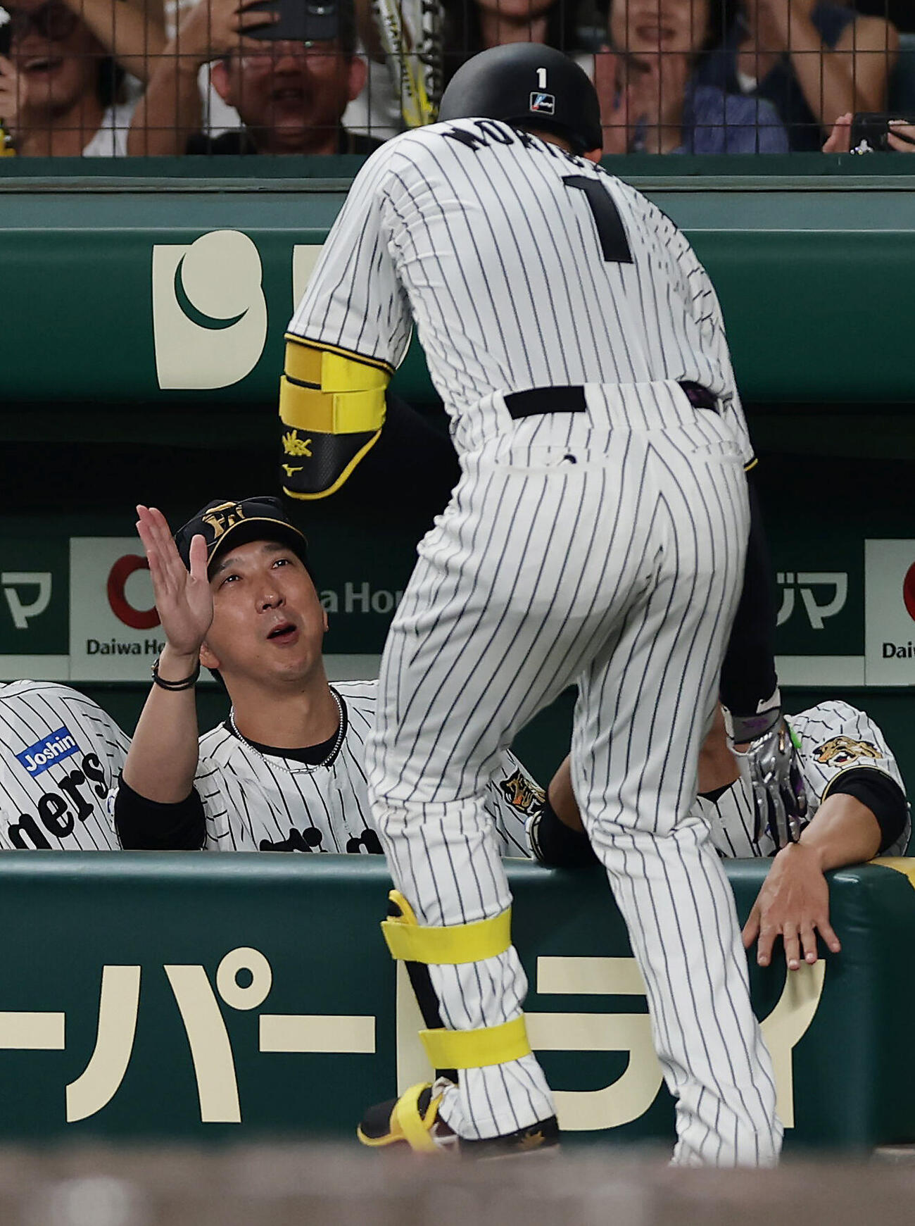 阪神対広島　4回裏阪神1死一塁、2点本塁打を放った森下翔太（右）を迎える藤川球児監督（撮影・前田充）