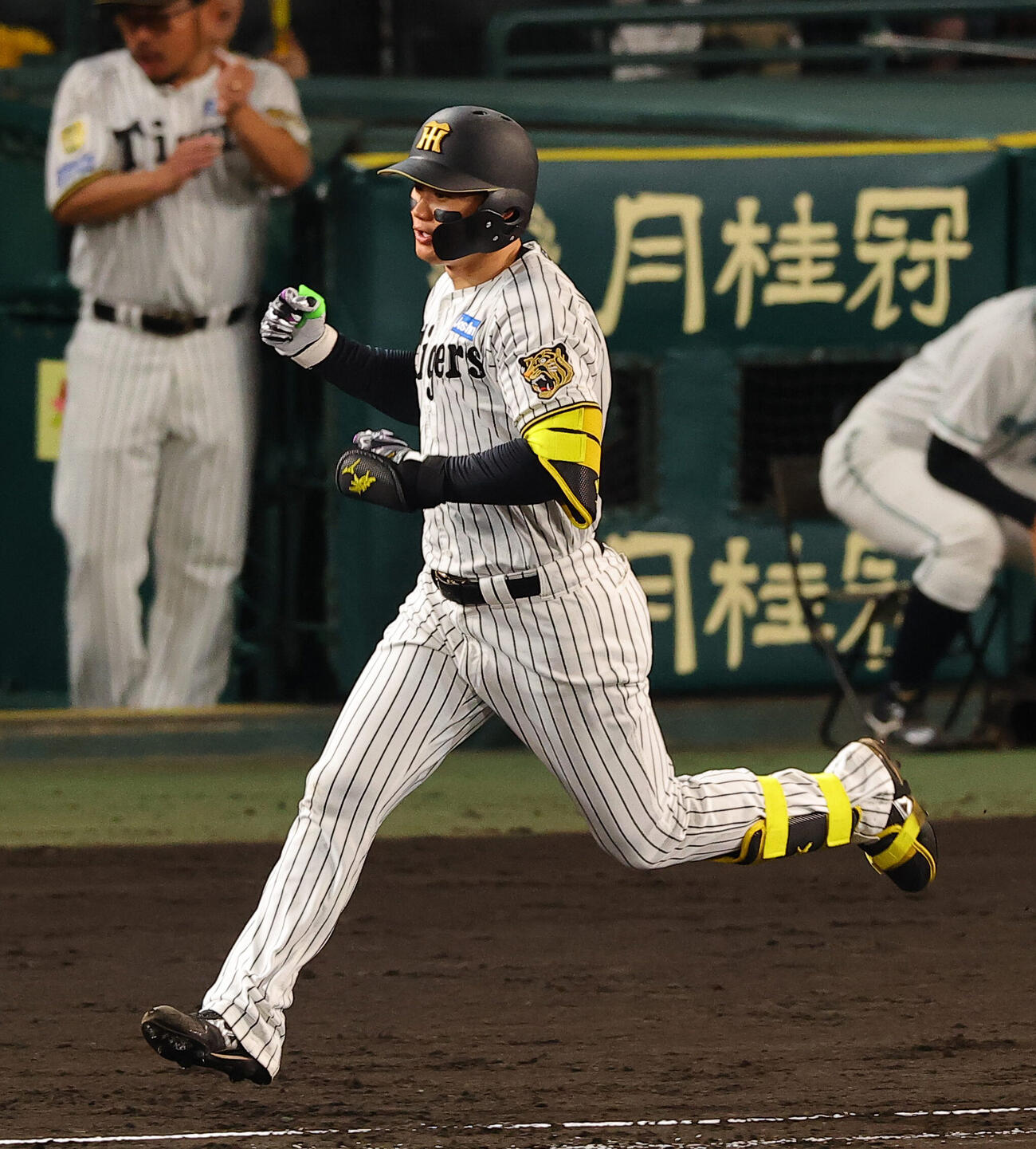 阪神対広島　4回裏阪神1死一塁、2点本塁打を放った森下翔太はガッツポーズをする（撮影・上田博志）