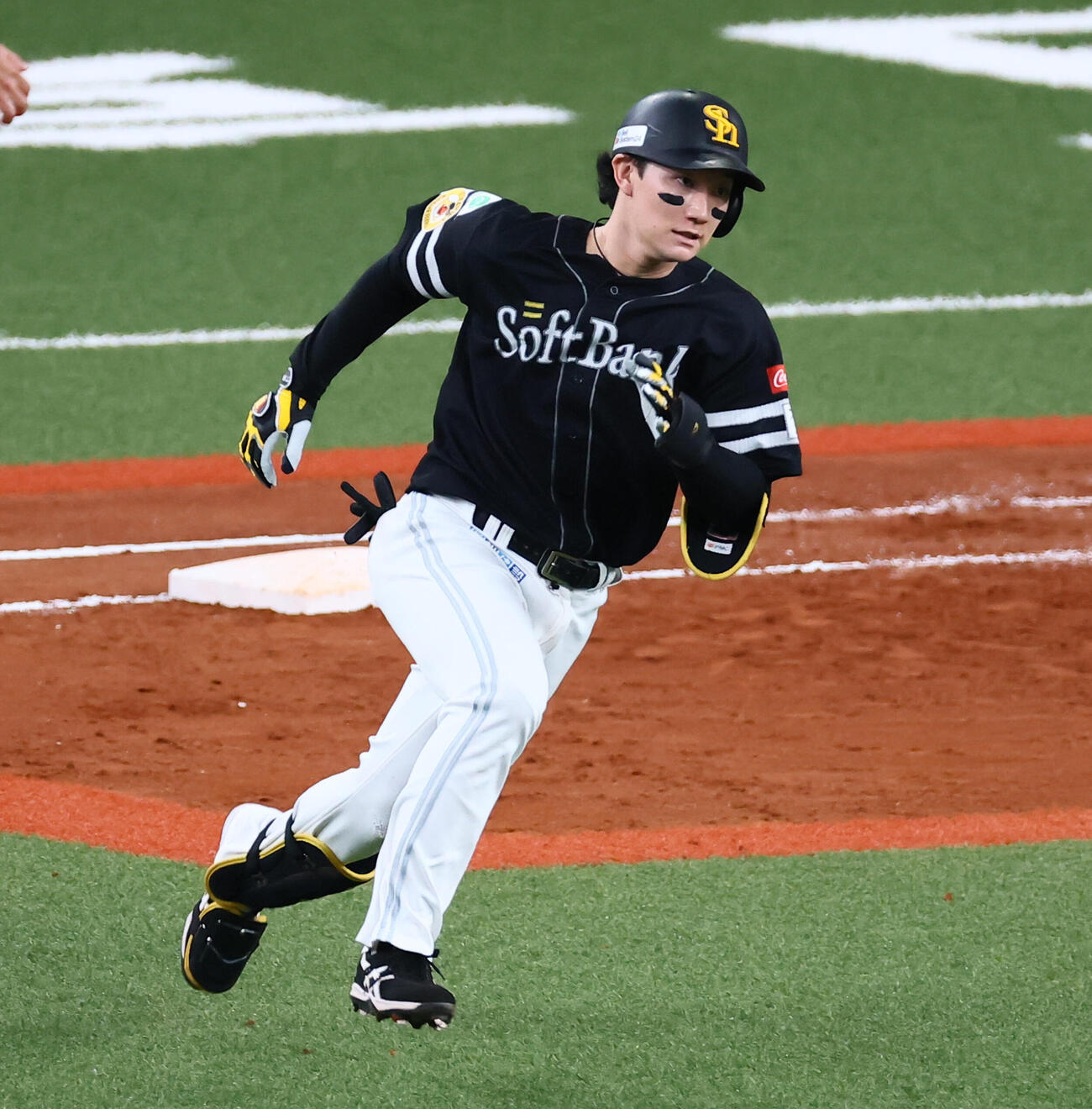 オリックス対ソフトバンク　5回表ソフトバンク2死、正木智也は左越え二塁打を放つ(撮影・加藤哉）