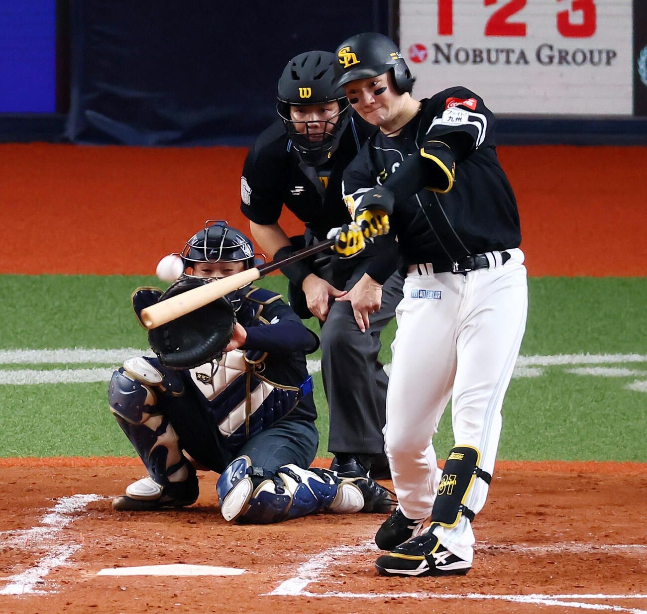 オリックス対ソフトバンク　5回表ソフトバンク2死、正木智也は左越え二塁打を放つ(撮影・加藤哉）
