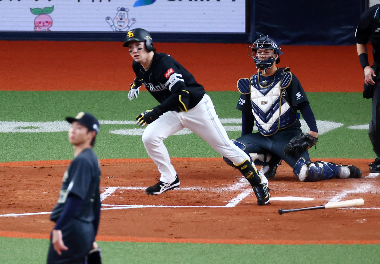 オリックス対ソフトバンク　3回表ソフトバンク無死、正木智也は右越え二塁打を放つ。投手曽谷龍平(撮影・加藤哉）