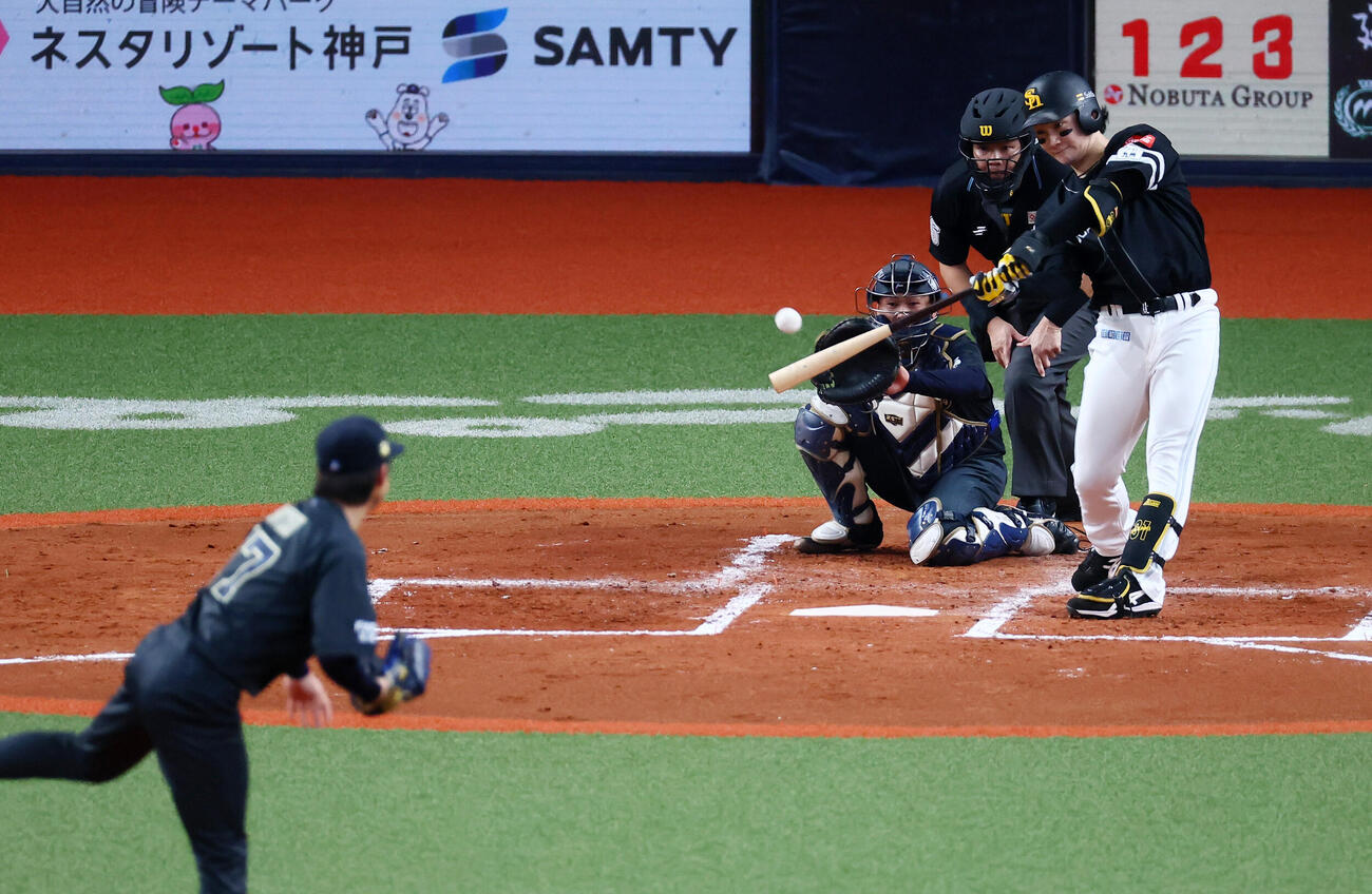 オリックス対ソフトバンク　3回表ソフトバンク無死、正木智也は右越え二塁打を放つ。投手曽谷龍平(撮影・加藤哉）