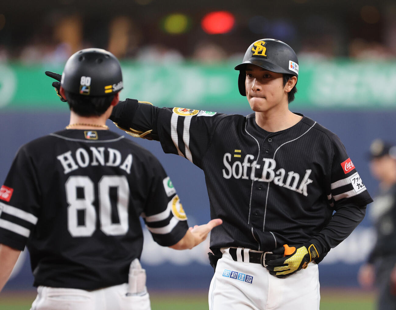 オリックス対ソフトバンク　6回表ソフトバンク無死一、二塁、柳町達は適時打を放ち一塁ベース上で喜ぶ（撮影・西尾就之）
