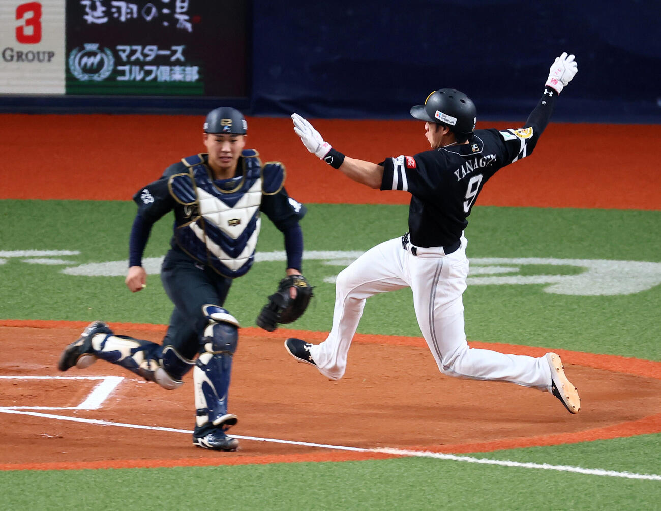 オリックス対ソフトバンク　6回表ソフトバンク無死一、二塁、二走柳田悠岐は柳町達の適時打で生還。捕手堀柊那(撮影・加藤哉）