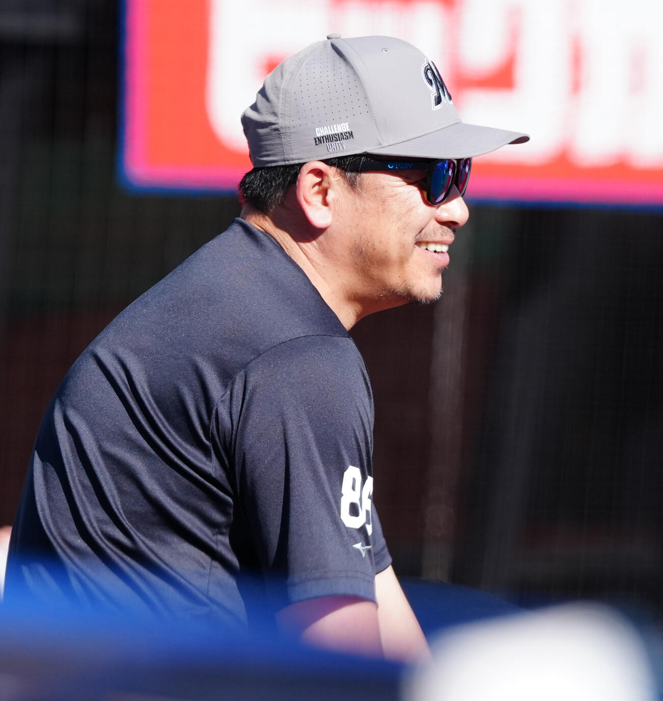 ロッテ対楽天　試合前練習を見守るロッテのサブロー監督（撮影・鈴木みどり）
