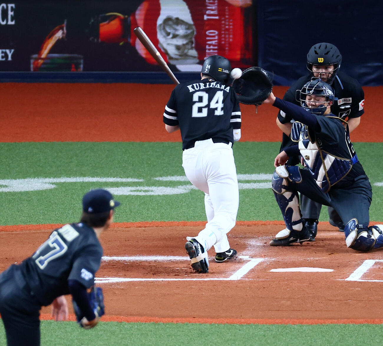 オリックス対ソフトバンク　6回表ソフトバンク無死一塁、栗原陵矢は死球を受ける。投手曽谷龍平(撮影・加藤哉）