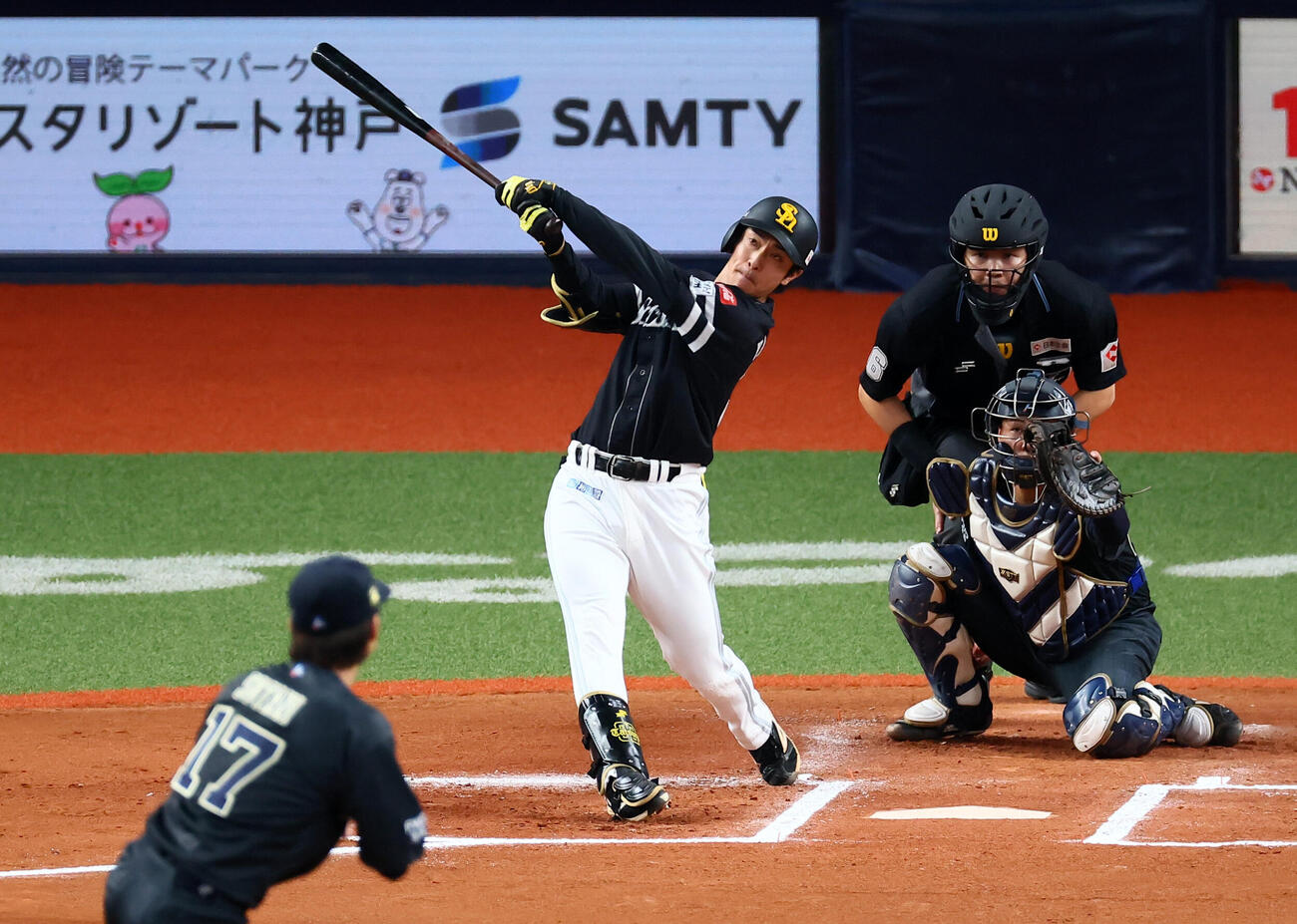 オリックス対ソフトバンク　6回表ソフトバンク無死一、二塁、柳町達は同点適時打を放つ。投手曽谷龍平(撮影・加藤哉）