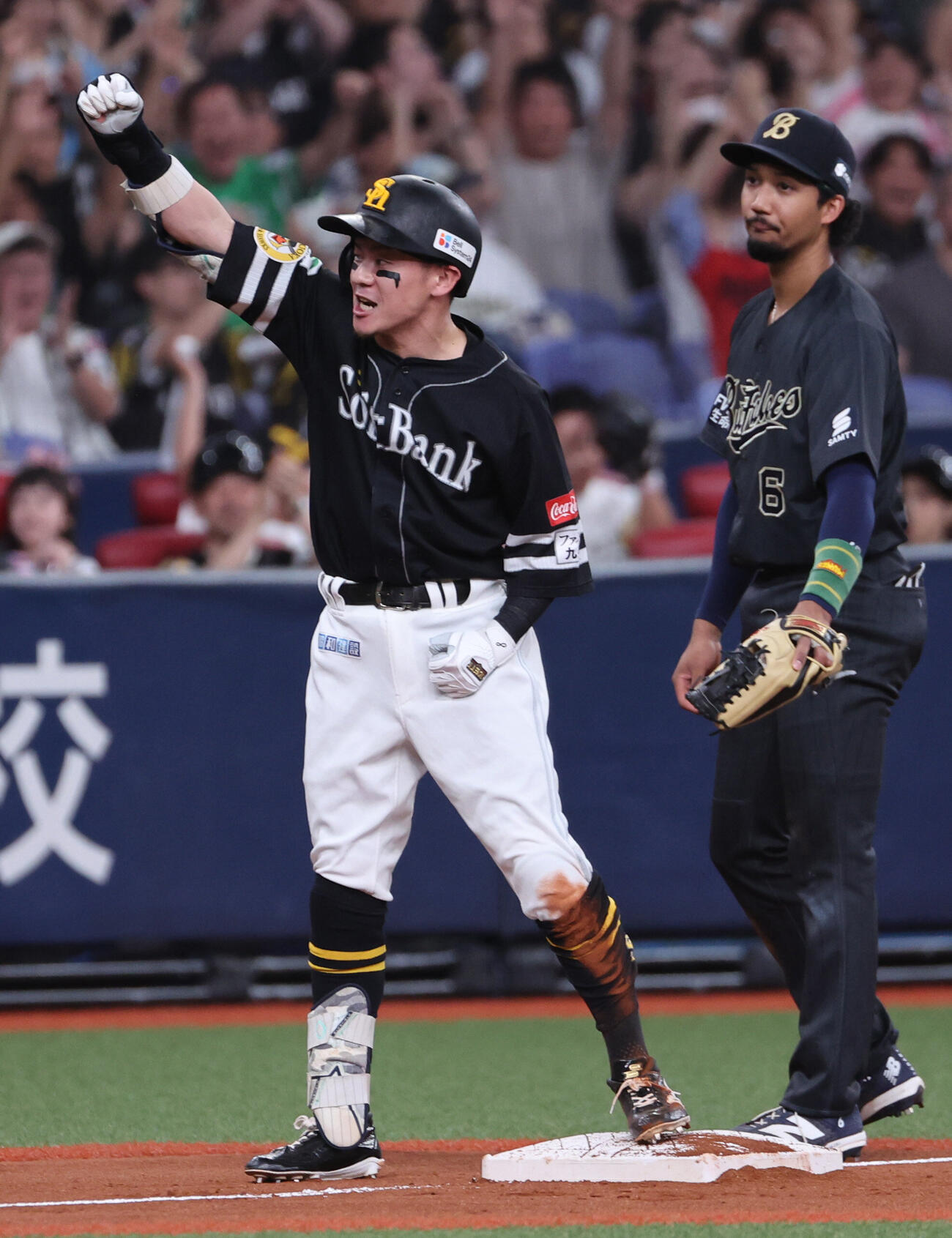 オリックス対ソフトバンク　6回表ソフトバンク1死二、三塁、牧原大成は適時三塁打を放ちベンチに向かってガッツポーズ（撮影・西尾就之）
