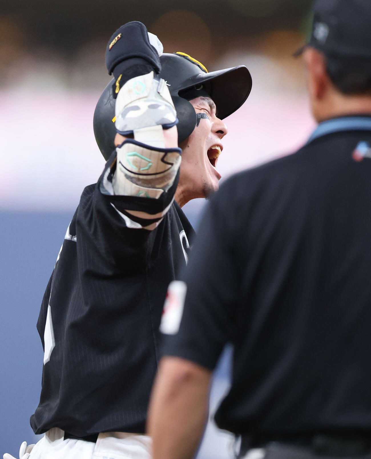 ソフトバンク対オリックス　6回表ソフトバンク1死二、三塁、牧原大成は右越えに勝ち越しとなる2点適時三塁打を放ちガッツポーズ（撮影・梅根麻紀）