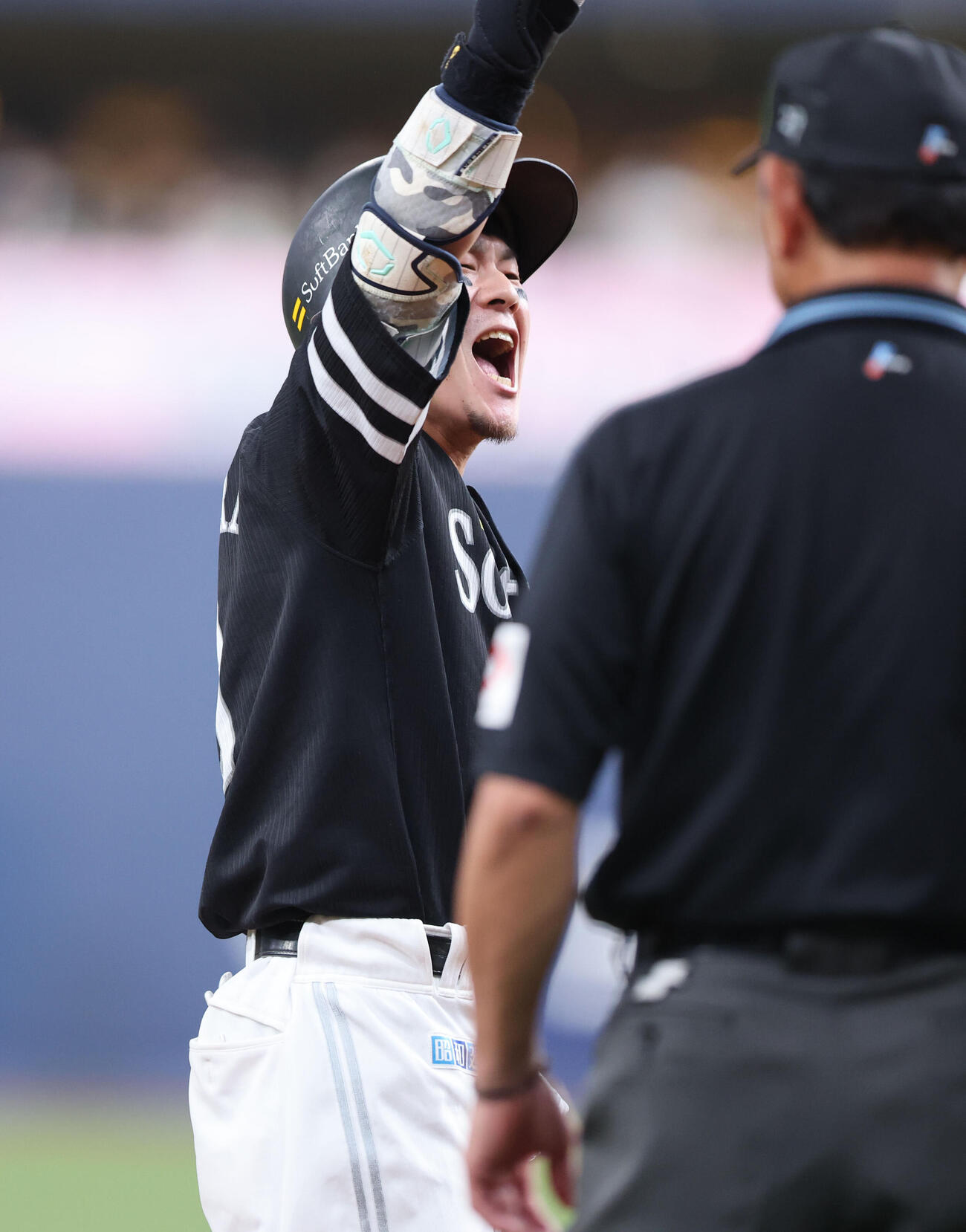 ソフトバンク対オリックス　6回表ソフトバンク1死二、三塁、牧原大成は右越えに勝ち越しとなる2点適時三塁打を放ちガッツポーズ（撮影・梅根麻紀）