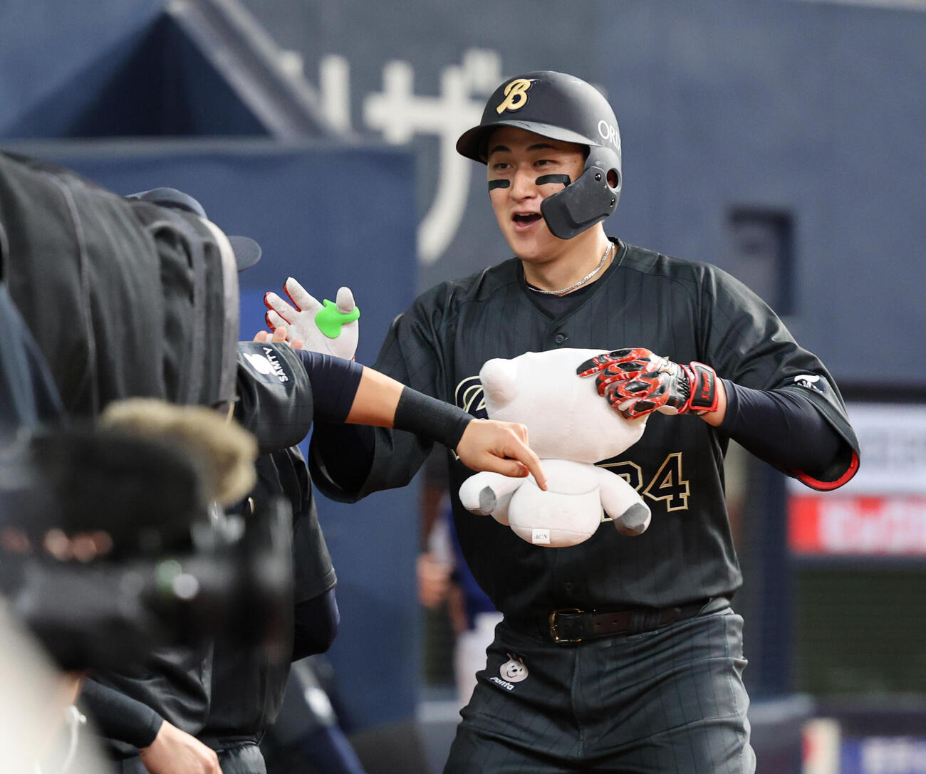 オリックス対ソフトバンク　2回裏オリックス無死、紅林弘太郎は先制本塁打を放ち生還、ベンチ前で喜ぶ（撮影・西尾就之）