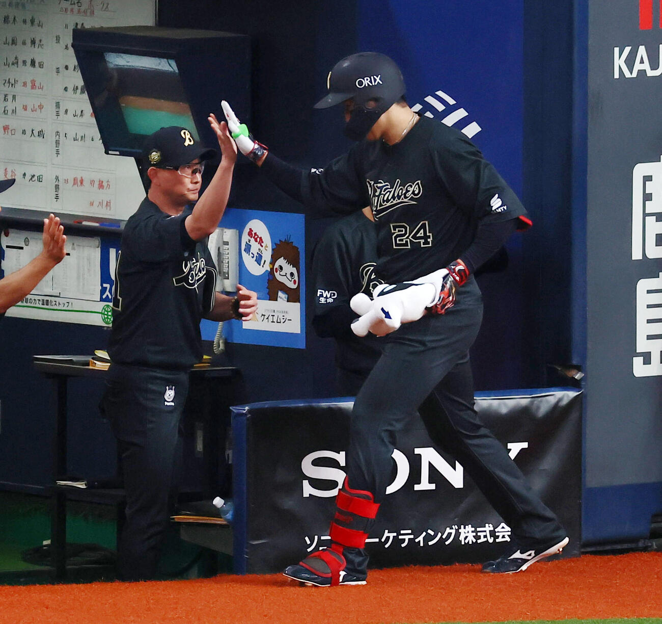 オリックス対ソフトバンク　2回裏オリックス無死、紅林弘太郎は左越えソロ本塁打を放ちベンチの岸田護監督（左）とタッチする(撮影・加藤哉）