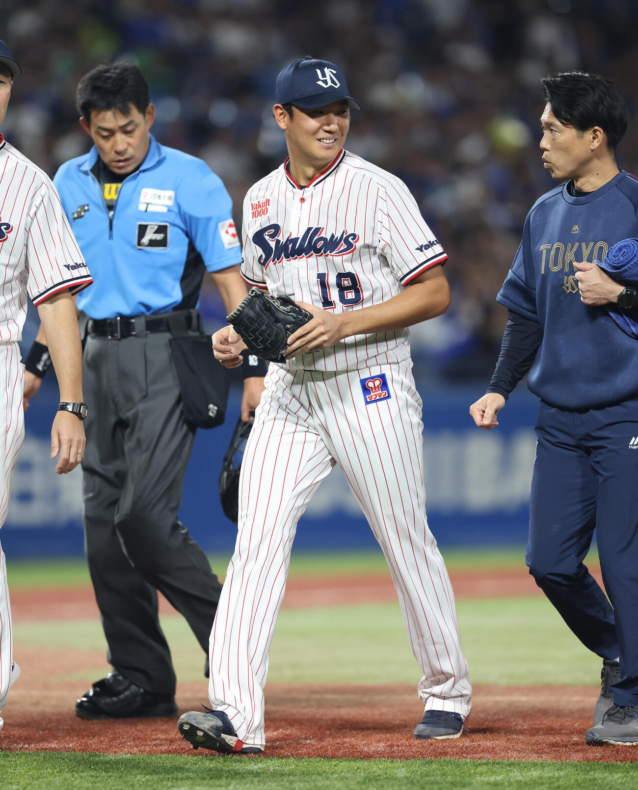 ヤクルト対DeNA 5回表、手当てに向かう奥川恭伸（撮影・河田真司）