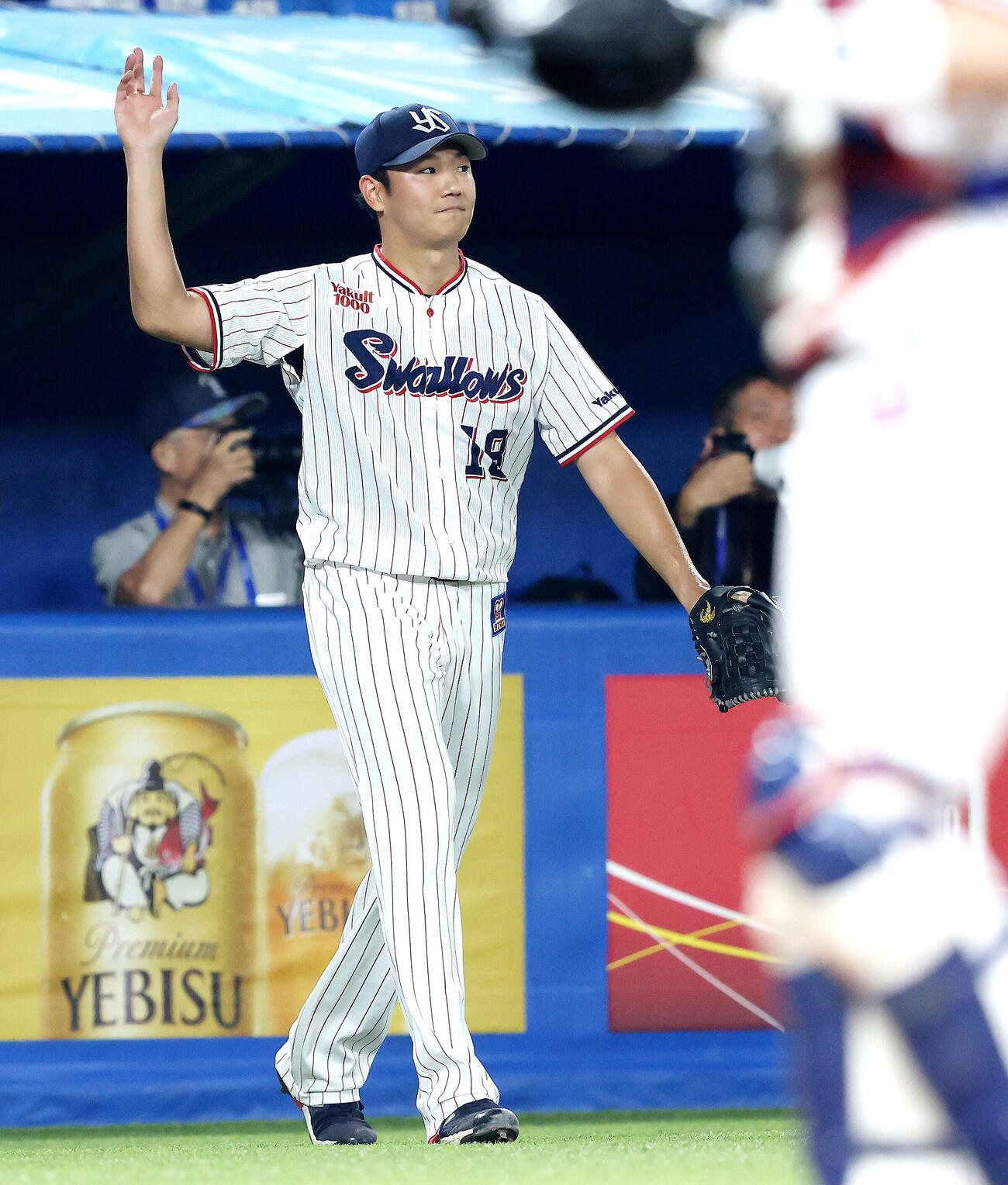 ヤクルト対DeNA 6回表DeNA1死一塁、蝦名達夫に中前打を浴びる奥川恭伸（撮影・河田真司）