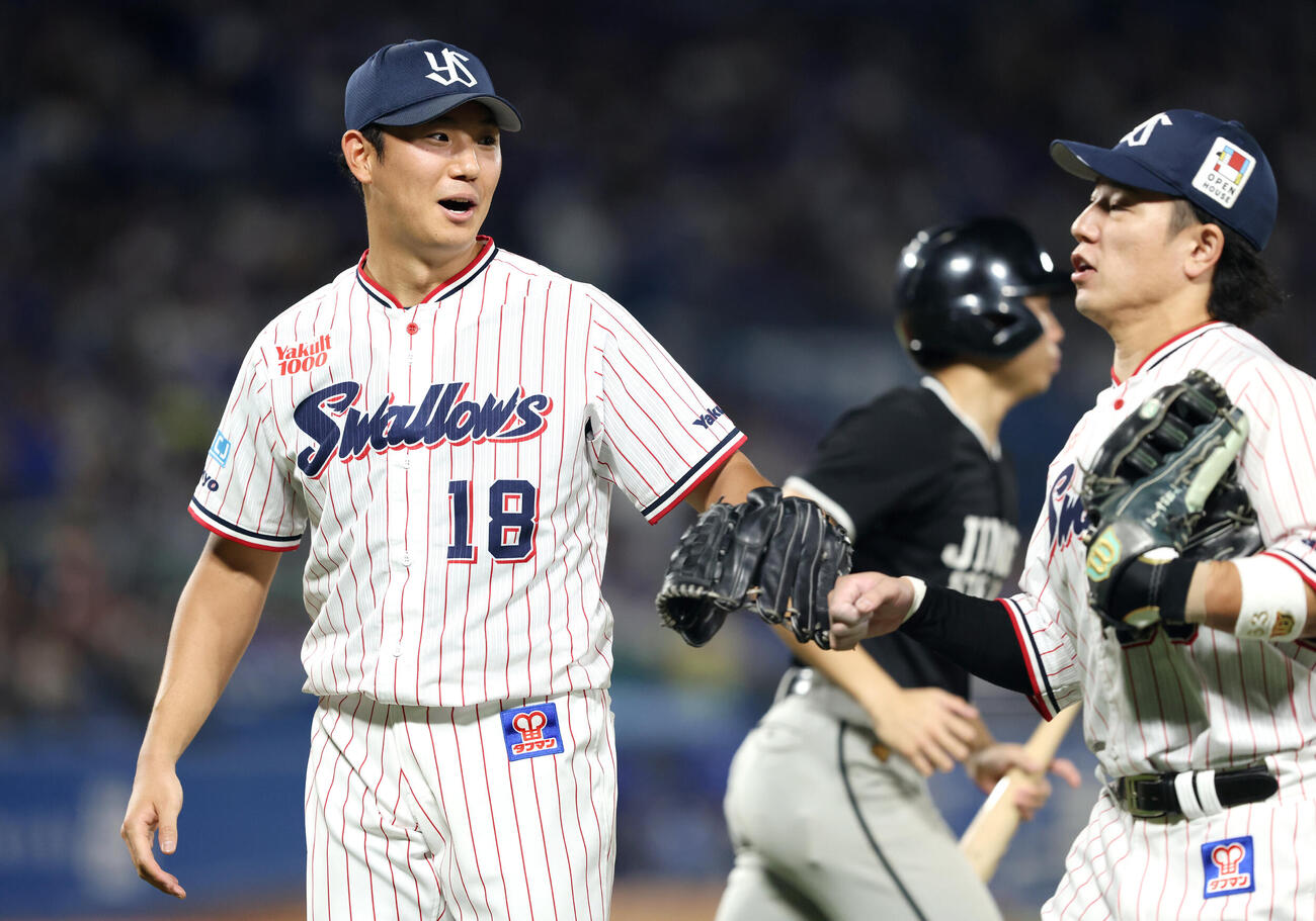 ヤクルト対DeNA 6回表を抑えナインを迎える奥川恭伸（撮影・河田真司）