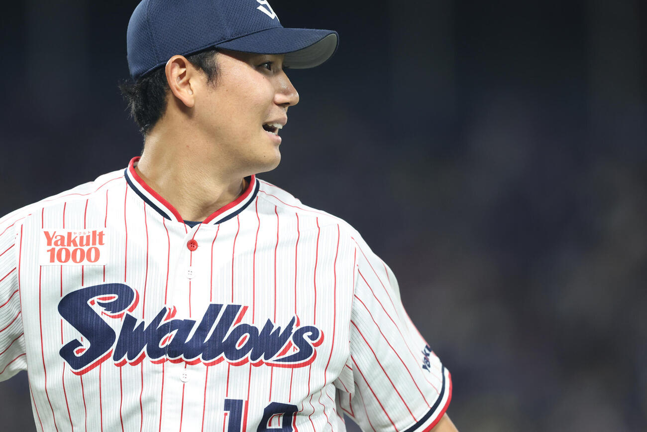 ヤクルト対DeNA 2回表DeNA2死一、二塁、戸柱恭孝を二ゴロに抑える奥川恭伸（撮影・河田真司）