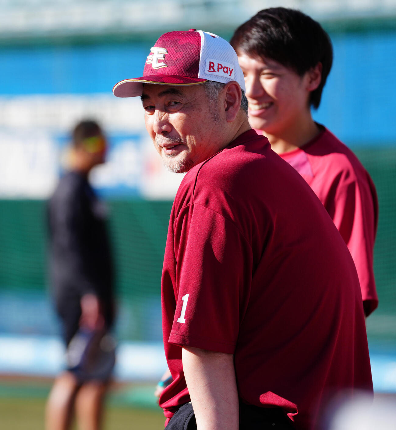 ロッテ対楽天　試合前練習を見守る楽天吉井理人監督（撮影・鈴木みどり）