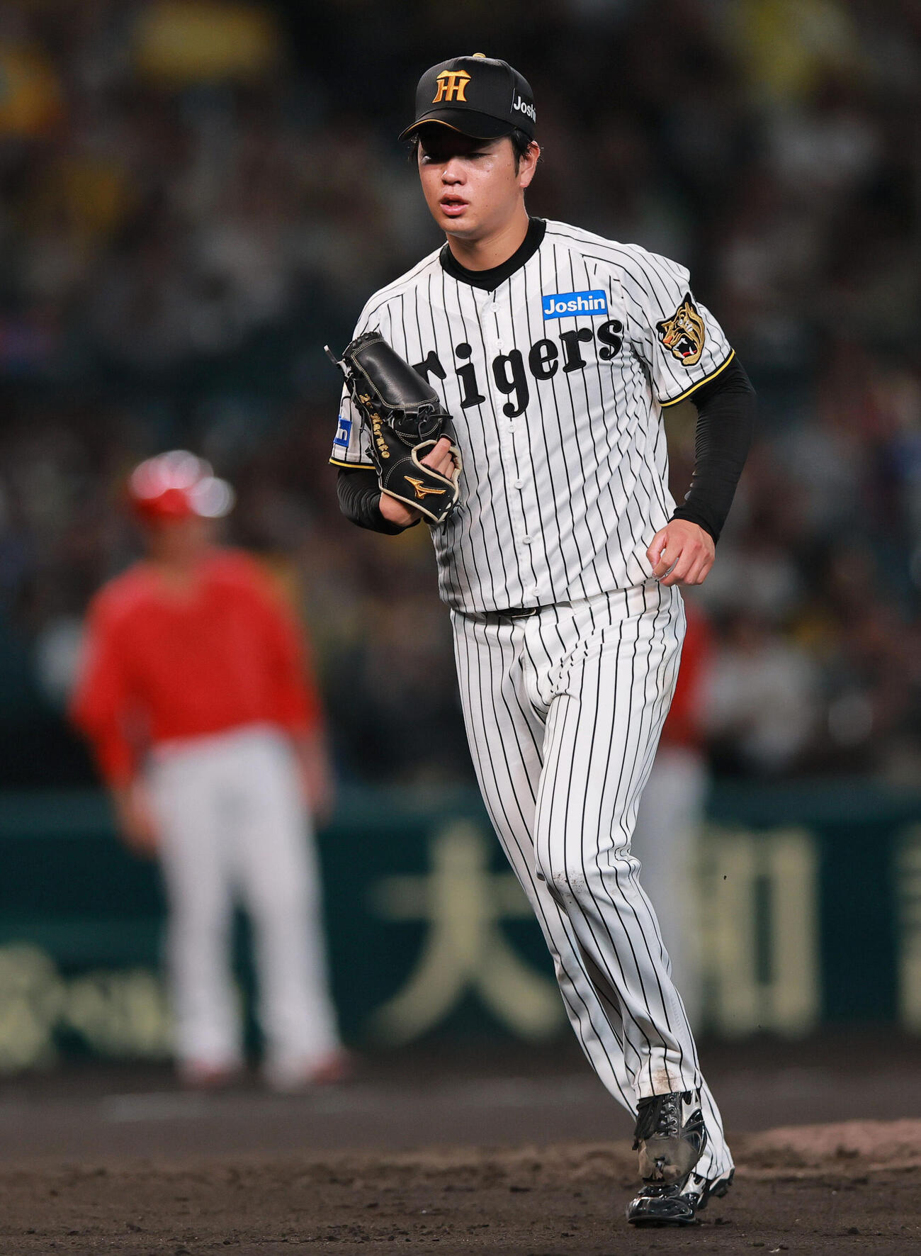 阪神対広島　6回表を投げ終えベンチへ引きあげる阪神高橋遥人（撮影・上山淳一）