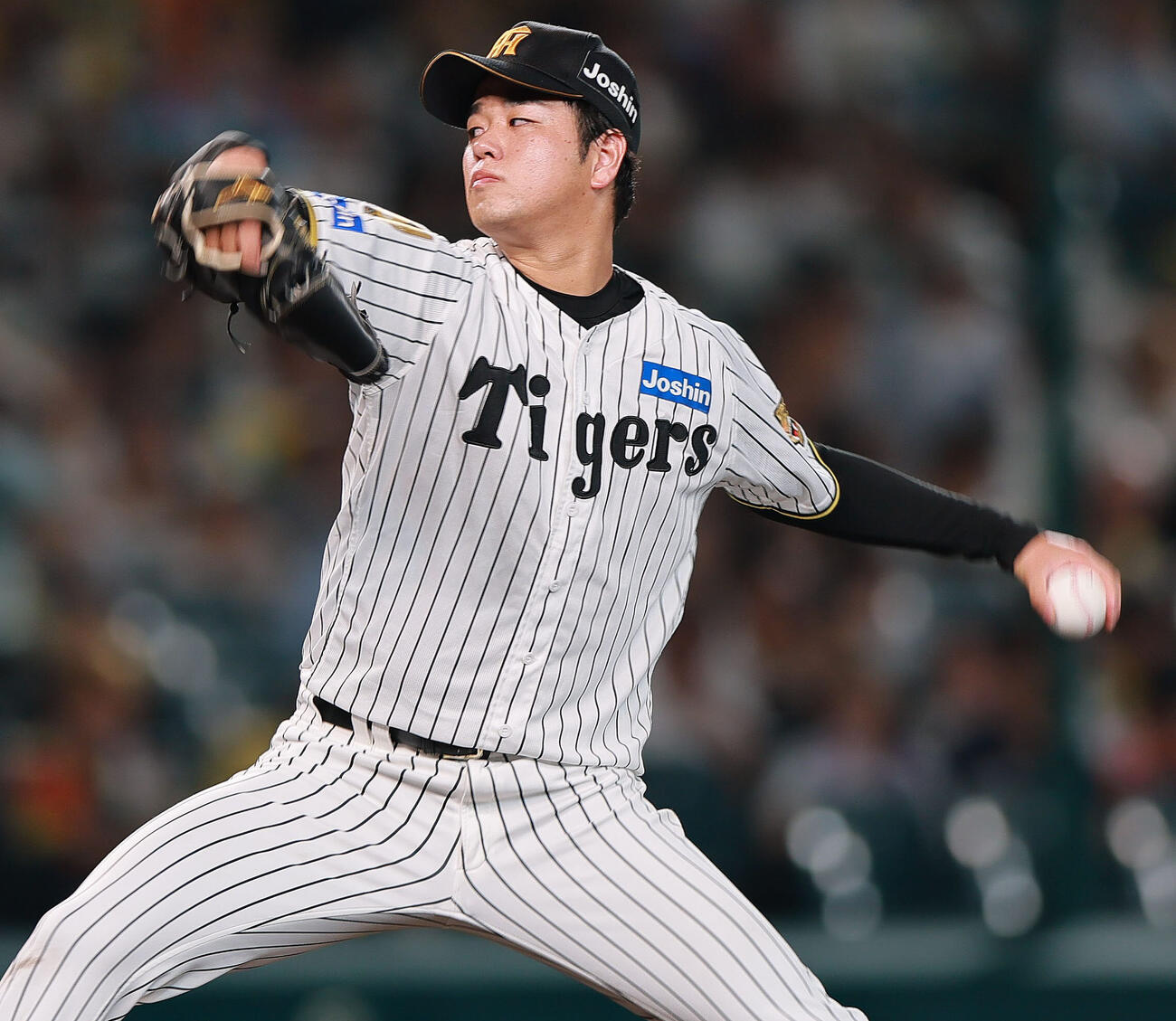 阪神対広島　6回表、力投する阪神高橋遥人（撮影・上山淳一）
