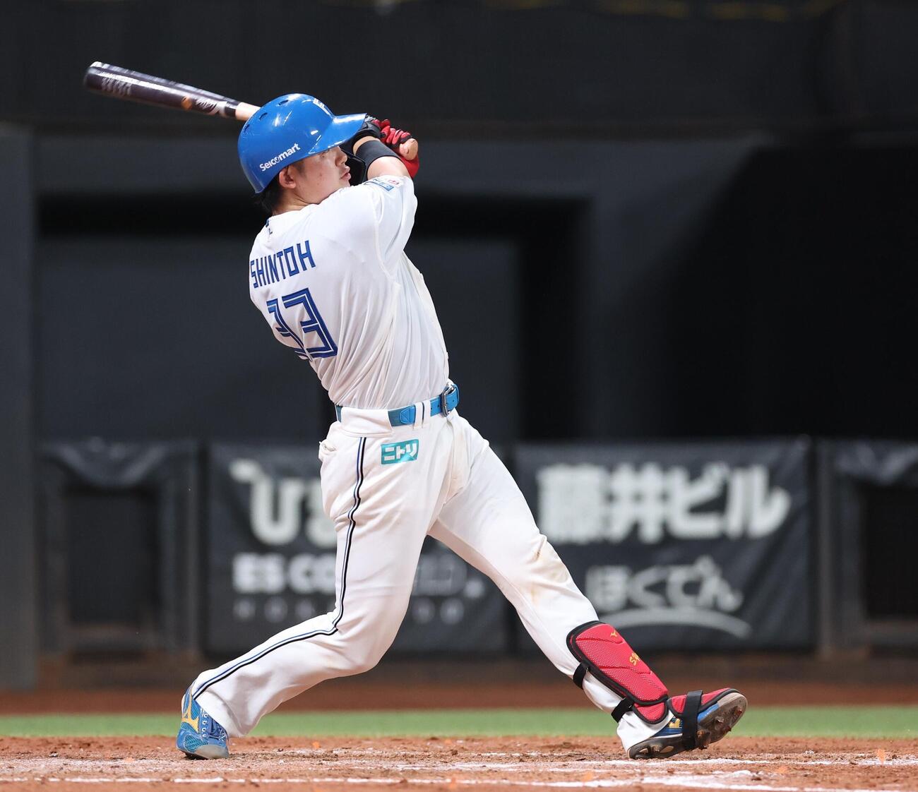 日本ハム対西武　5回裏日本ハム無死、本塁打を放つ進藤勇也（撮影・黒川智章）