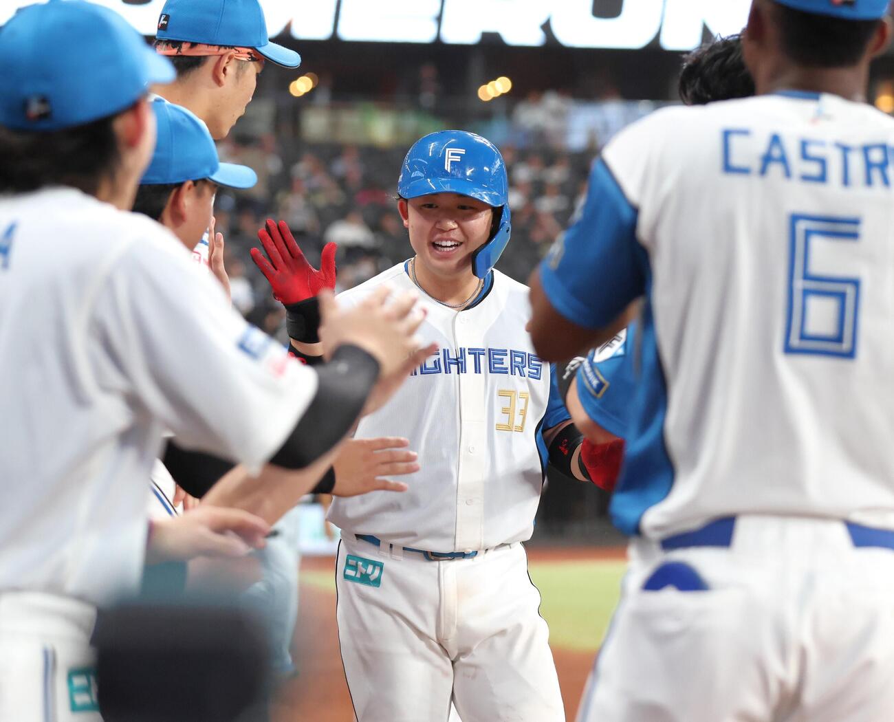 日本ハム対西武　5回裏、本塁打を放ちナインに出迎えられる進藤勇也（撮影・黒川智章）