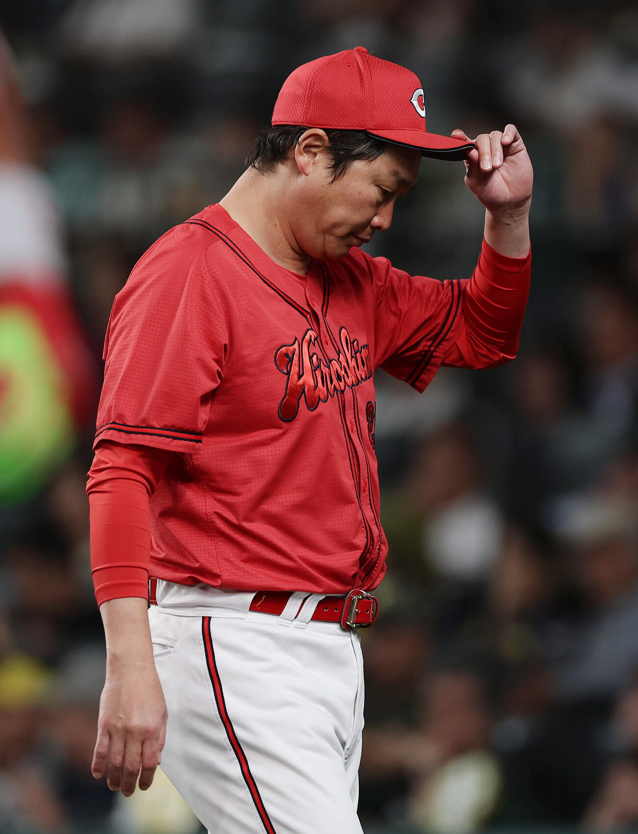 阪神対広島　4回裏を終え、選手交代を告げた広島新井貴浩監督（撮影・前田充）